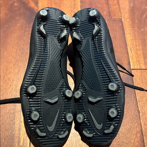 Nike Phantom Black and White Boys Soccer Cleats. Size US 1. Like New! - Picture 3 of 7